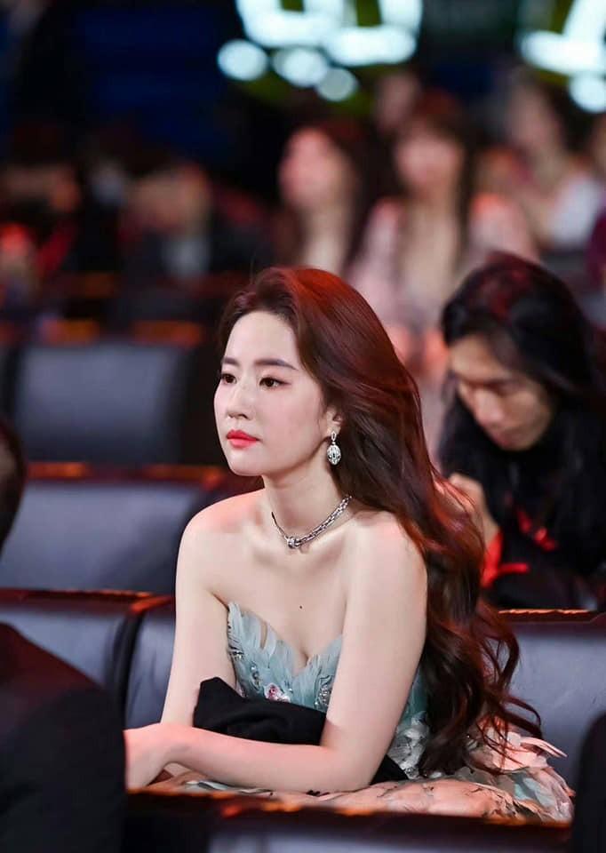 Đêm hội Weibo: Nhiệt Ba đẹp tựa công chúa, Dương Mịch ngồi tám chuyện ra một rổ meme-5