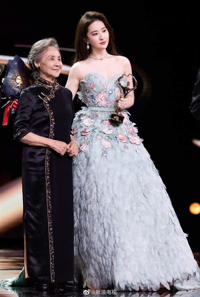 Đêm hội Weibo: Nhiệt Ba đẹp tựa công chúa, Dương Mịch tám một rổ meme-6