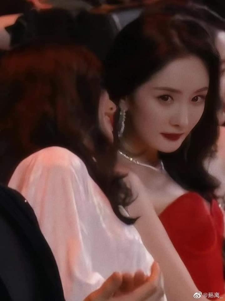 Đêm hội Weibo: Nhiệt Ba đẹp tựa công chúa, Dương Mịch tám một rổ meme-11