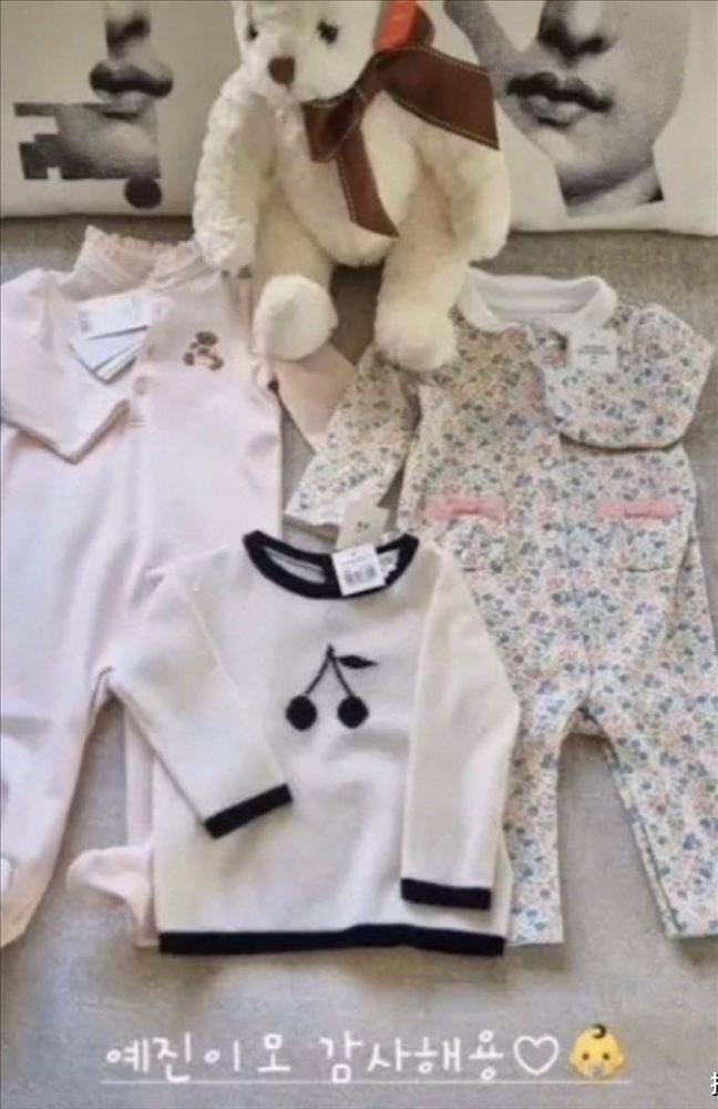 Lộ hình ảnh Hyun Bin thay bà xã cho con trai uống sữa?-2