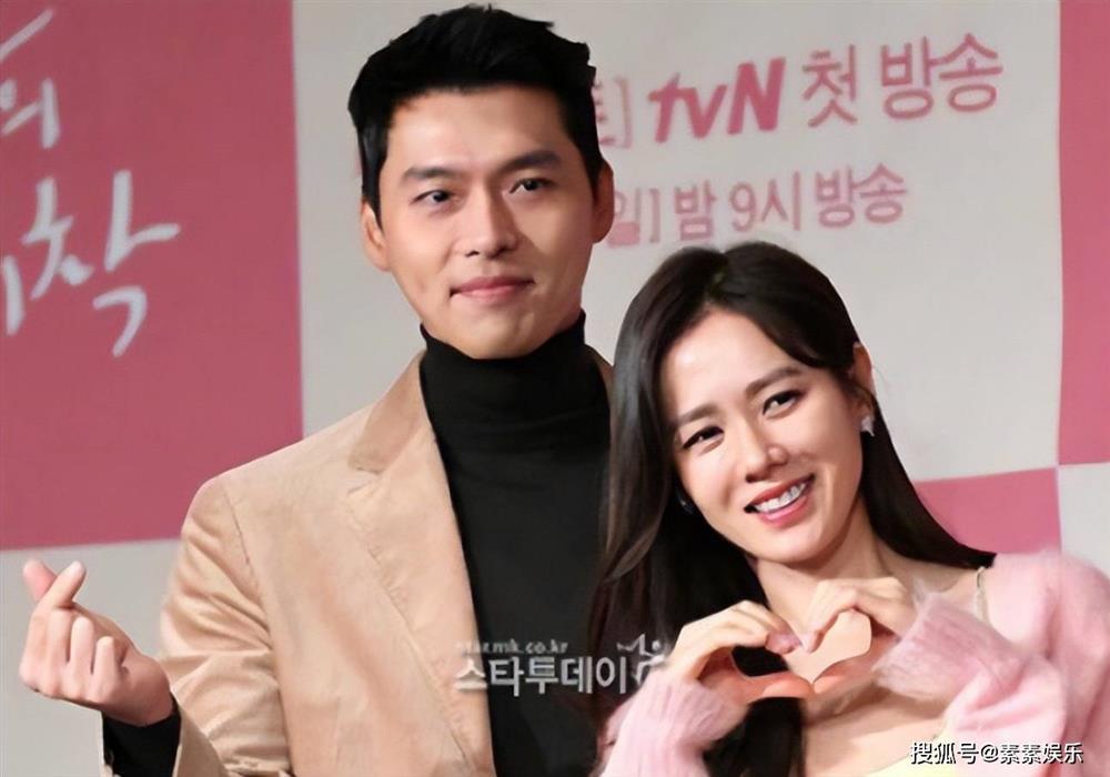 Lộ hình ảnh Hyun Bin thay bà xã cho con trai uống sữa?-3