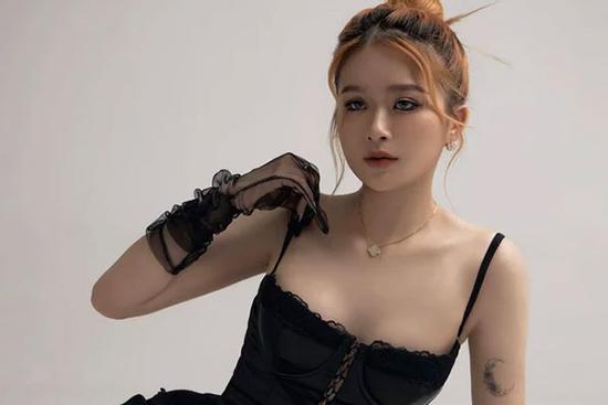 TikToker Chao khoe sắc vóc cuốn hút ở tuổi 20