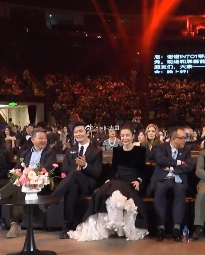 Huỳnh Hiểu Minh có hành động như phim dành cho Lý Băng Băng-2