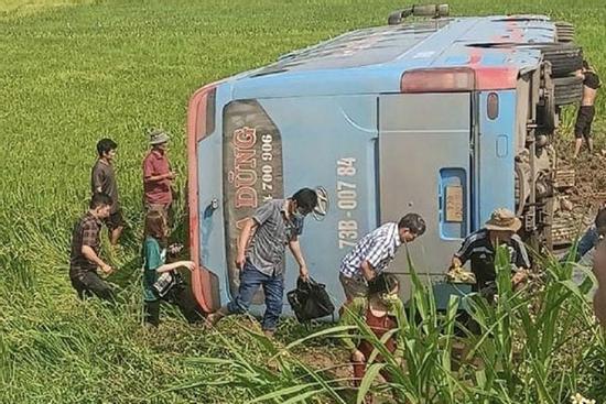 Khoảnh khắc ô tô khách tránh xe máy rồi mất lái lao xuống ruộng ở Quảng Ngãi