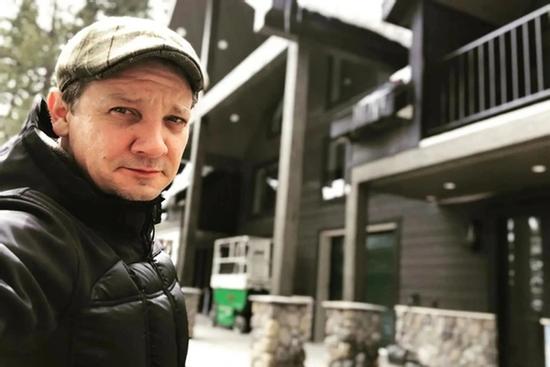 Jeremy Renner tập đi bằng máy chân không sau khi bị gãy... 30 chiếc xương