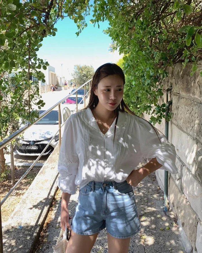 10 cách diện áo blouse trắng đơn giản mà sành điệu-10