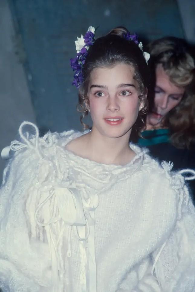 Brooke Shields hận mẹ ruột vì để mình chụp ảnh khỏa thân