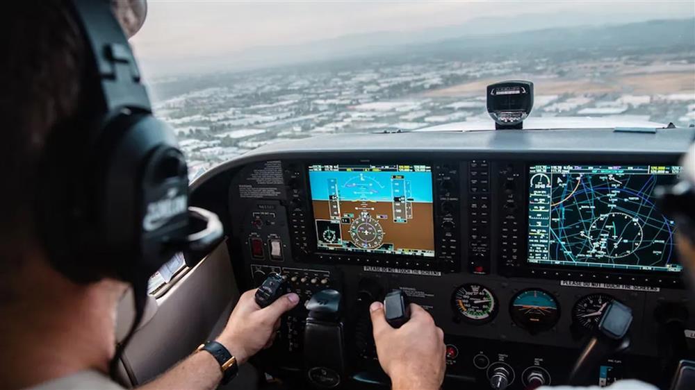 Phi công ngất xỉu khi đang lái, hành khách giúp máy bay hạ cánh an toàn-1