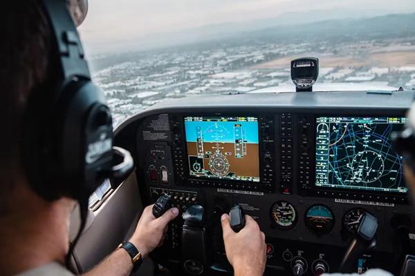 Hành khách mở cửa thoát hiểm, nhảy khỏi máy bay chuẩn bị cất cánh ở Mỹ-2