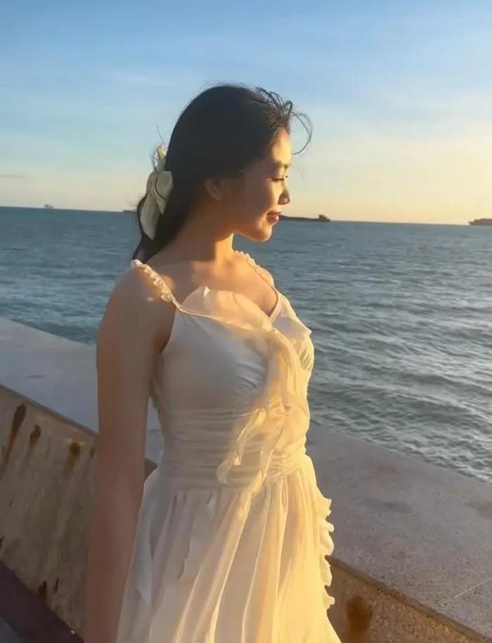 Học ngay cách chọn đồ đi biển của con gái MC Quyền Linh-2