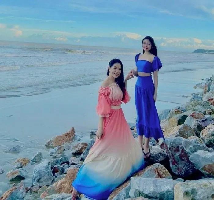 Học ngay cách chọn đồ đi biển của con gái MC Quyền Linh-4