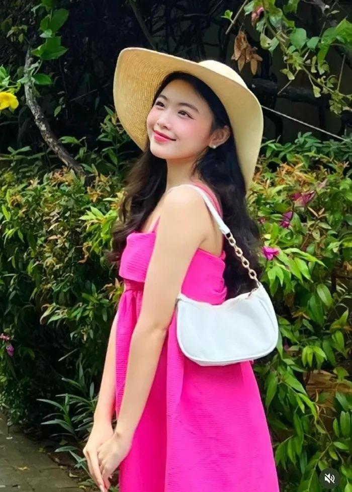 Học ngay cách chọn đồ đi biển của con gái MC Quyền Linh-8