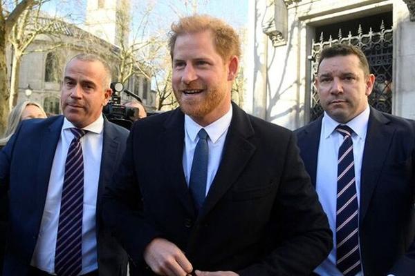 Harry không dám gặp vua Charles-2