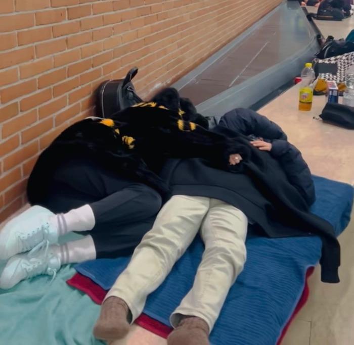 Gia đình Khánh Thi - Phan Hiển bất ngờ gặp sự cố tại sân bay Ý-2