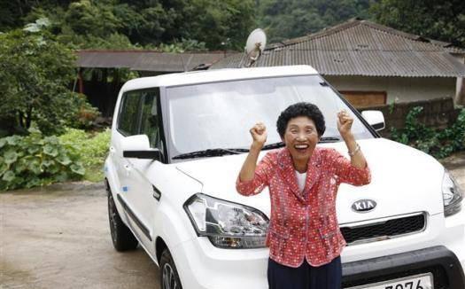 Thi đến lần 961 mới đỗ bằng lái xe, bà lão được tặng cả một chiếc ô tô-2