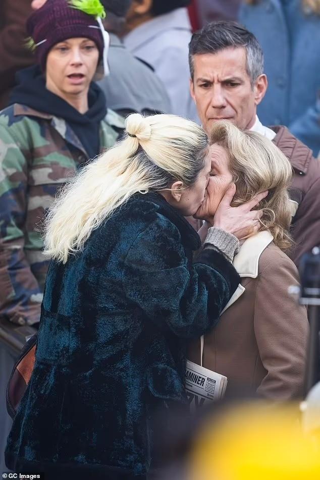 Lady Gaga cưỡng hôn phụ nữ giữa chốn đông người-1