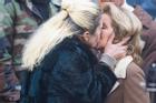 Lady Gaga cưỡng hôn phụ nữ giữa chốn đông người