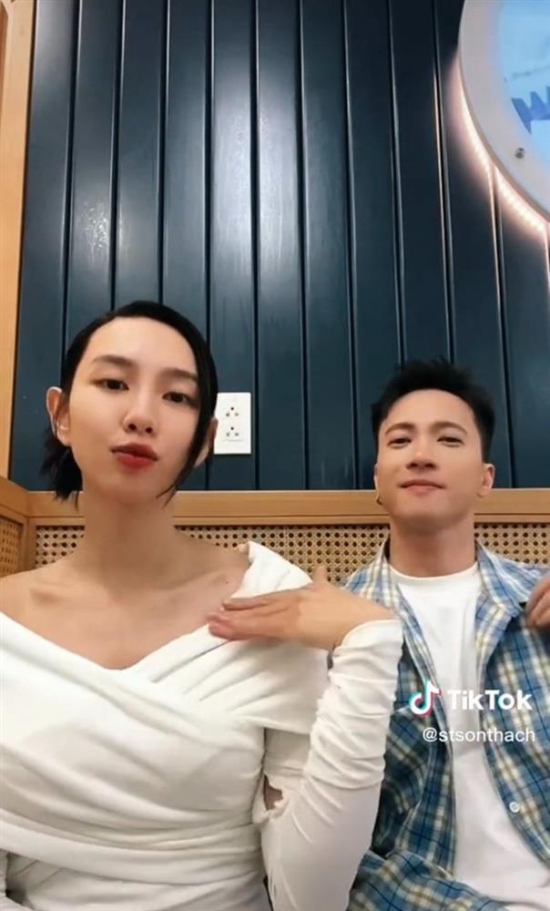 Lận đận đường trang phục như Thùy Tiên: Áo rách lúc nào cũng không biết-1