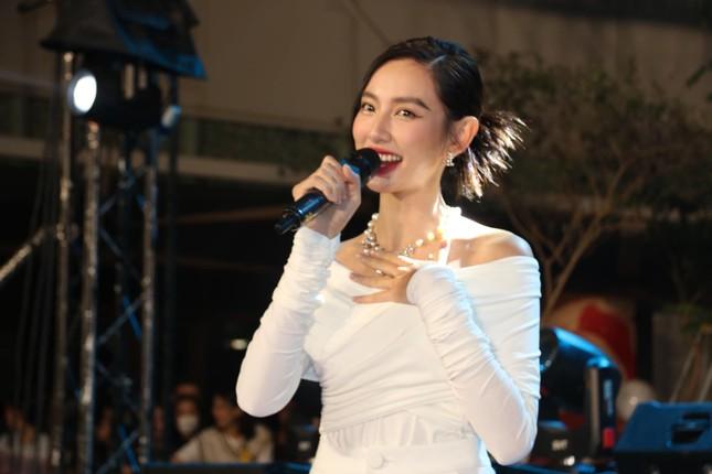 Lận đận đường trang phục như Thùy Tiên: Áo rách lúc nào cũng không biết-3