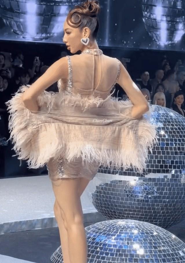 Lận đận đường trang phục như Thùy Tiên: Áo rách lúc nào cũng không biết-4