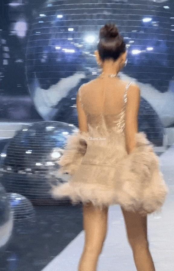 Lận đận đường trang phục như Thùy Tiên: Áo rách lúc nào cũng không biết-5