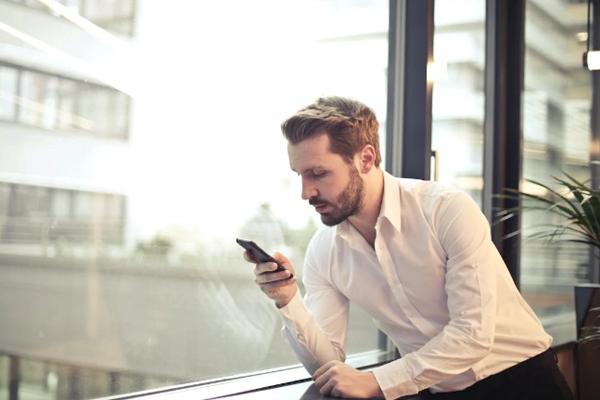 Nhiều phụ nữ Mỹ mất sạch tiền vì người tình soái ca trên mạng-2