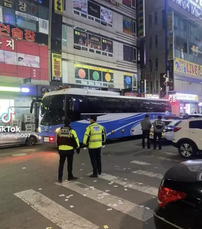 Ca sĩ chưa kịp hát, cảnh sát ập vào bắt 158 người ở Hàn Quốc-2