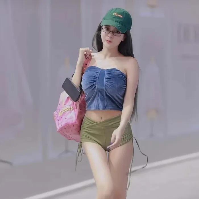 Áo ngắn mặc cùng quần cộc dây rút không hợp ra đường?-2