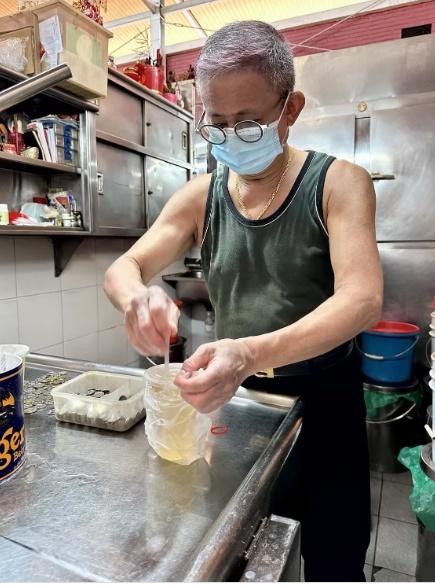 Quán nước giữa khu đắt đỏ nhất thế giới, dân xếp hàng dài chờ mua-2