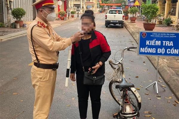 Cảnh sát giao thông giúp sản phụ sinh con ngay lề đường-2