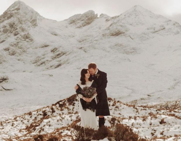 Nữ y tá lên núi tuyết tổ chức đám cưới, 3 khách mời đến dự-1