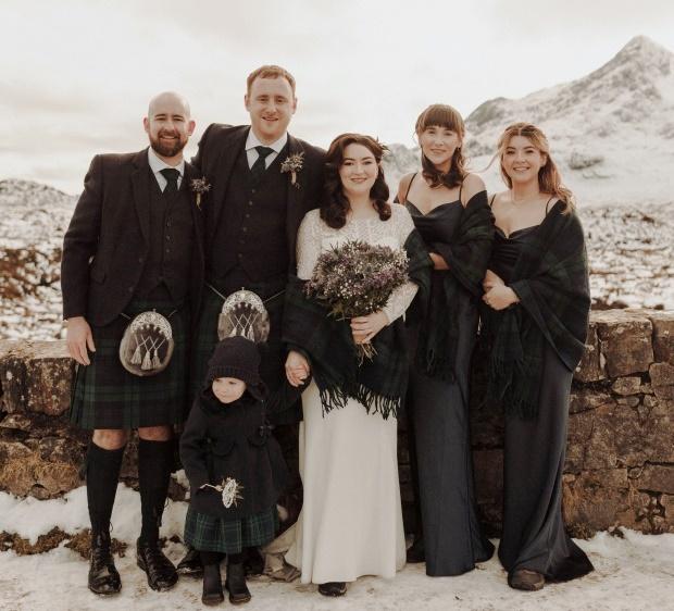 Nữ y tá lên núi tuyết tổ chức đám cưới, 3 khách mời đến dự-2