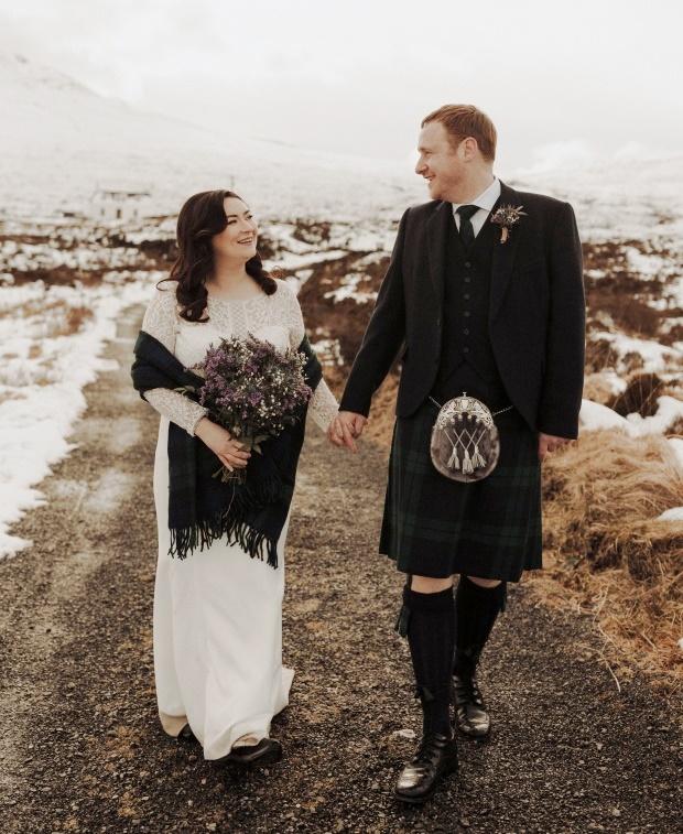 Nữ y tá lên núi tuyết tổ chức đám cưới, 3 khách mời đến dự-3