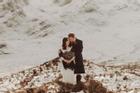 Nữ y tá lên núi tuyết tổ chức đám cưới, 3 khách mời đến dự