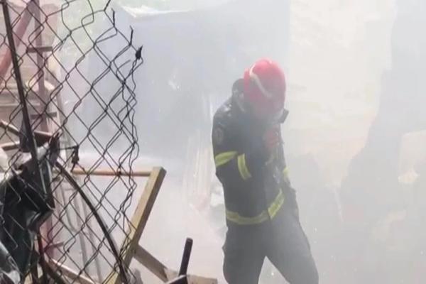 Kẻ nghi ngáo đá đâm công an rồi đốt tiệm tạp hóa-2