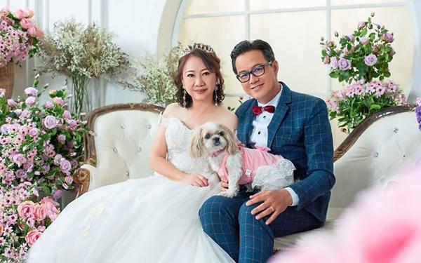 Bất cẩn đánh rơi điện thoại, quý bà U70 cưới được chồng kém 17 tuổi-1