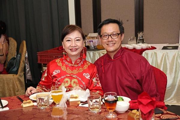 Bất cẩn đánh rơi điện thoại, quý bà U70 cưới được chồng kém 17 tuổi-2