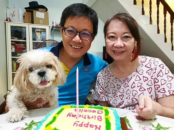 Bất cẩn đánh rơi điện thoại, quý bà U70 cưới được chồng kém 17 tuổi-3