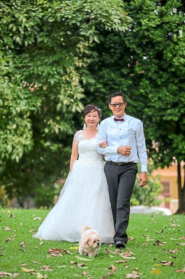 Bất cẩn đánh rơi điện thoại, quý bà U70 cưới được chồng kém 17 tuổi-4