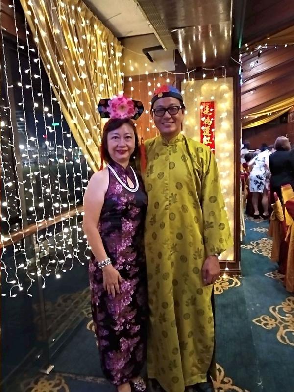 Bất cẩn đánh rơi điện thoại, quý bà U70 cưới được chồng kém 17 tuổi-5