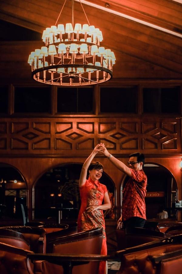 Bất cẩn đánh rơi điện thoại, quý bà U70 cưới được chồng kém 17 tuổi-6