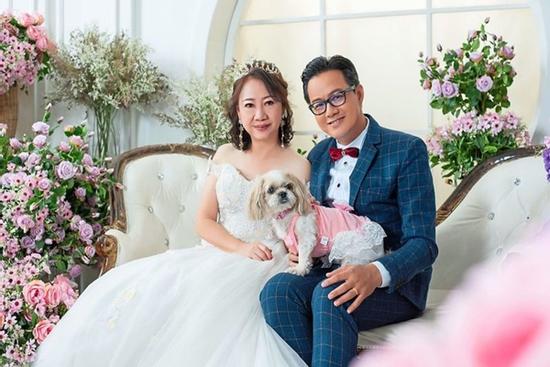 Bất cẩn đánh rơi điện thoại, quý bà U70 cưới được chồng kém 17 tuổi