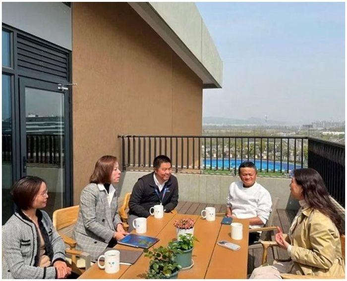 Tỷ phú Jack Ma tái xuất, để lộ đôi giày cho thấy lối sống cần kiệm như thế nào-1