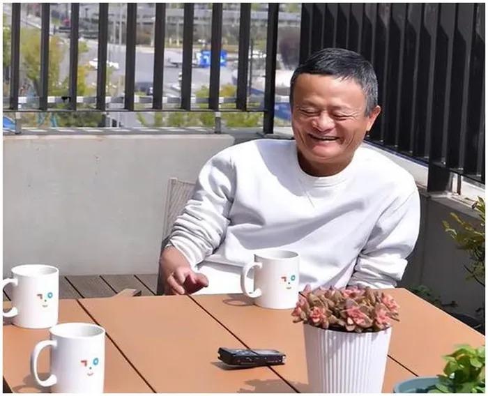 Tỷ phú Jack Ma tái xuất, để lộ đôi giày cho thấy lối sống cần kiệm như thế nào-2