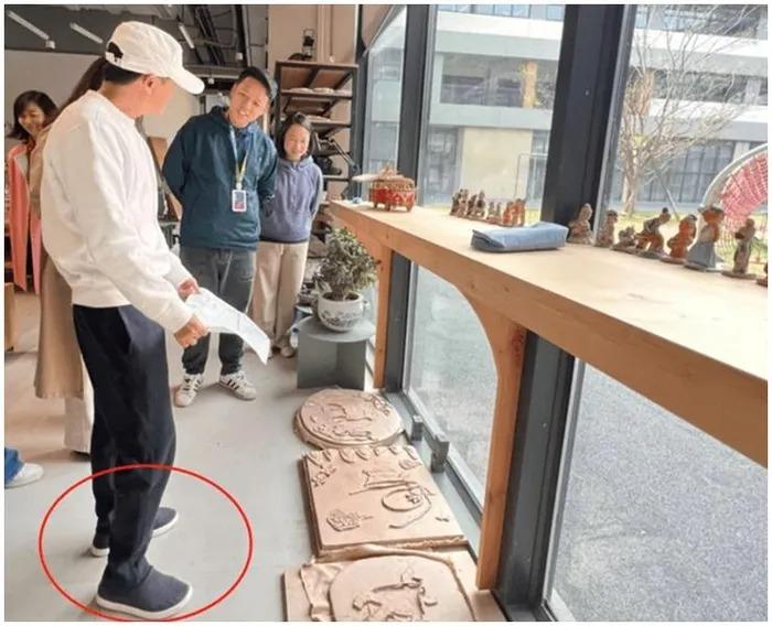 Tỷ phú Jack Ma tái xuất, để lộ đôi giày cho thấy lối sống cần kiệm như thế nào-3