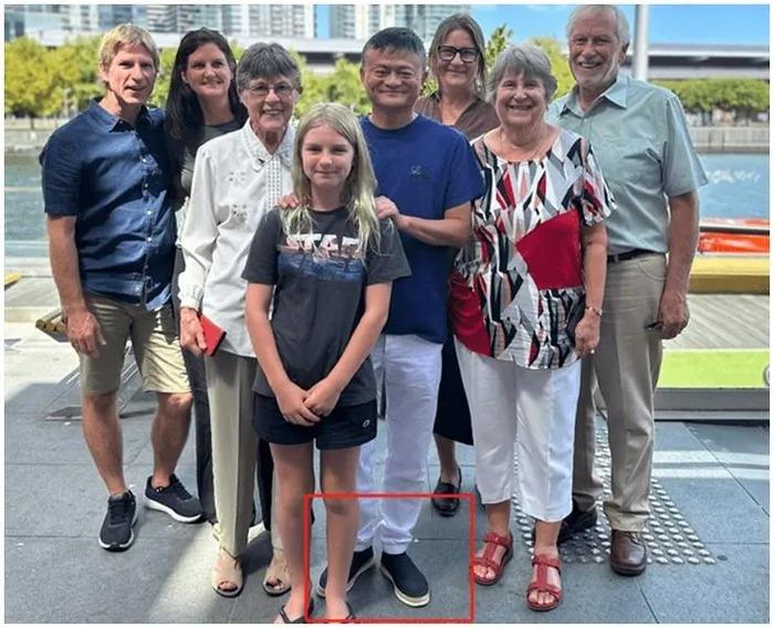 Tỷ phú Jack Ma tái xuất, để lộ đôi giày cho thấy lối sống cần kiệm như thế nào-4