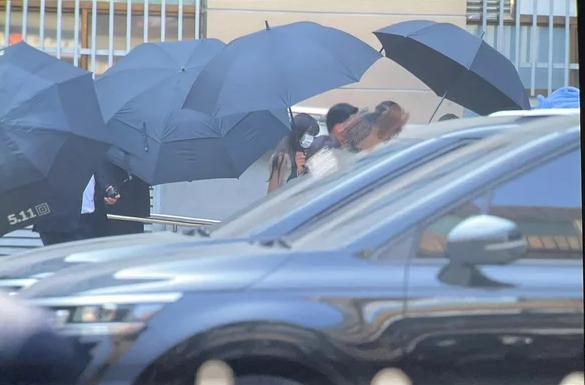 Liên tục bị chặn chụp ảnh và chiếu đèn flash, fansite NewJeans tuyên bố đóng cửa-2