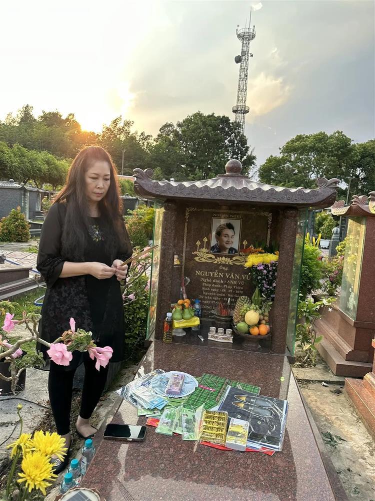 Khán giả nghẹn ngào khi nhìn NSND Hồng Vân thăm mộ cố nghệ sĩ Anh Vũ-2
