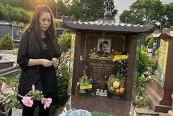 Khán giả nghẹn ngào khi nhìn NSND Hồng Vân thăm mộ cố nghệ sĩ Anh Vũ