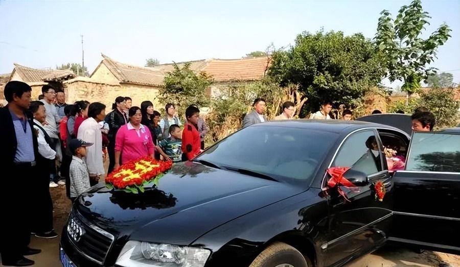 Mẹ chặn xe cưới của con trai ra điều kiện, cô dâu lập tức hủy hôn-1